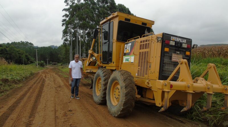 Prefeito vistoria obras no município