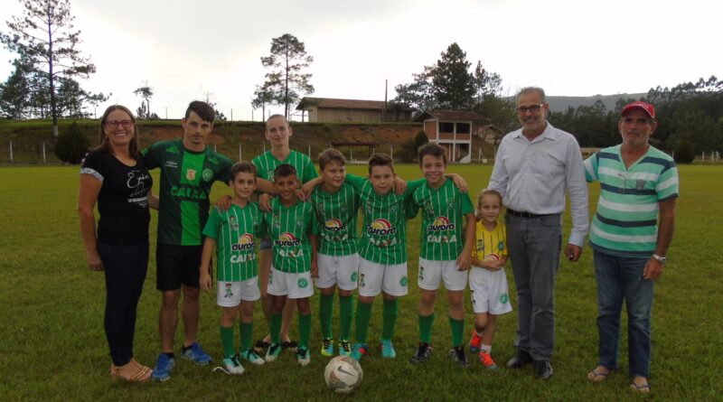 Prefeito Nerci e primeira dama Nena com os atletas, professor e diretoria da escolinha da Chapemma