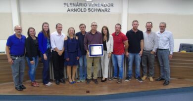 Vereadores e Prefeito com o homenageado