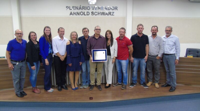 Vereadores e Prefeito com o homenageado