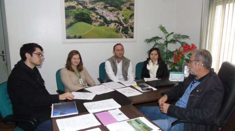 Prefeito e equipe analisam projeto