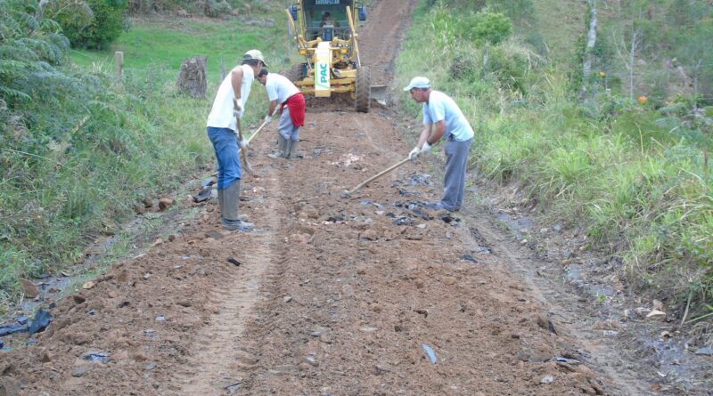 Setor de Obras trabalhando na localidade de Gavião